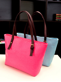 69號(hào)黑色背景箱包外貿(mào)商城自適應(yīng)手機(jī)端，網(wǎng)站建設(shè)公司歡迎定制